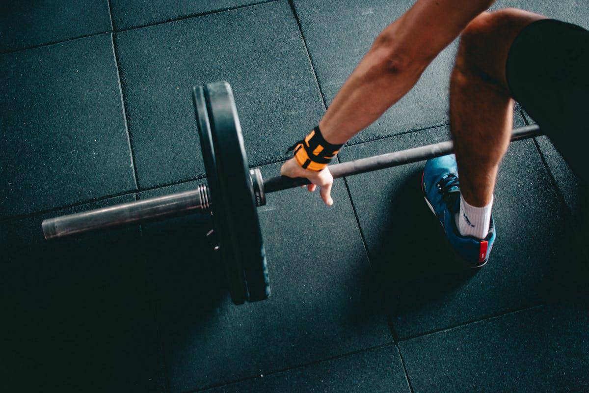 ilustrasi rekomendasi sepatu yang cocok untuk gym (pexels.com/Victor Freitas)