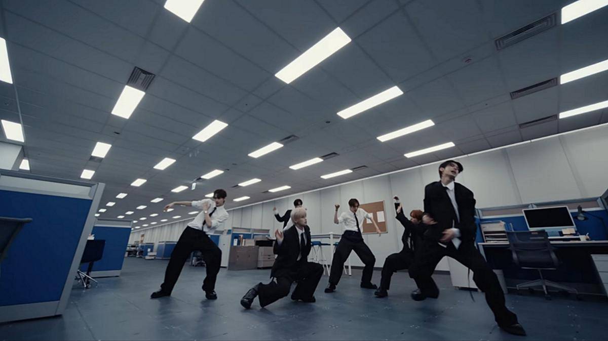 cuplikan music video TWS "Head Shoulders Knees Toes"