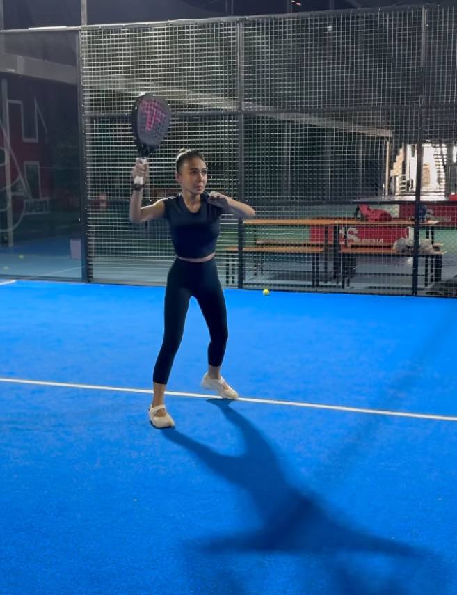 Yuni Shara main padel