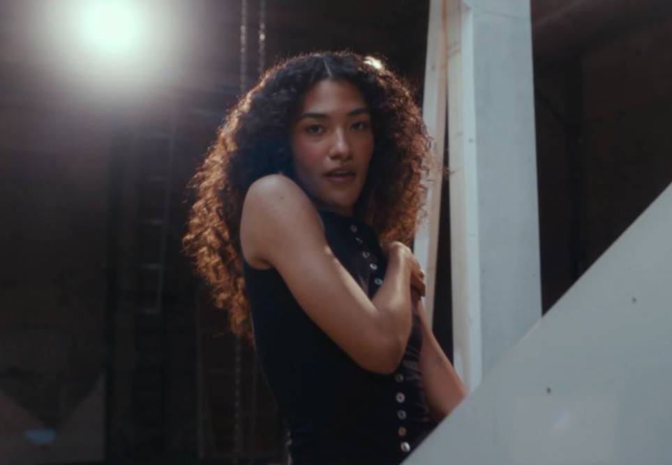Olivia Dean dalam musik video "Nice To Each Other"