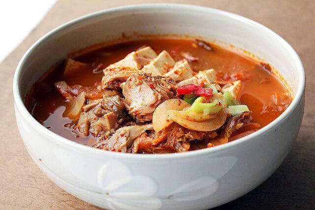 ilustrasi Kimchi Jjigae (commons.wikimedia.org/Chloe Lim)