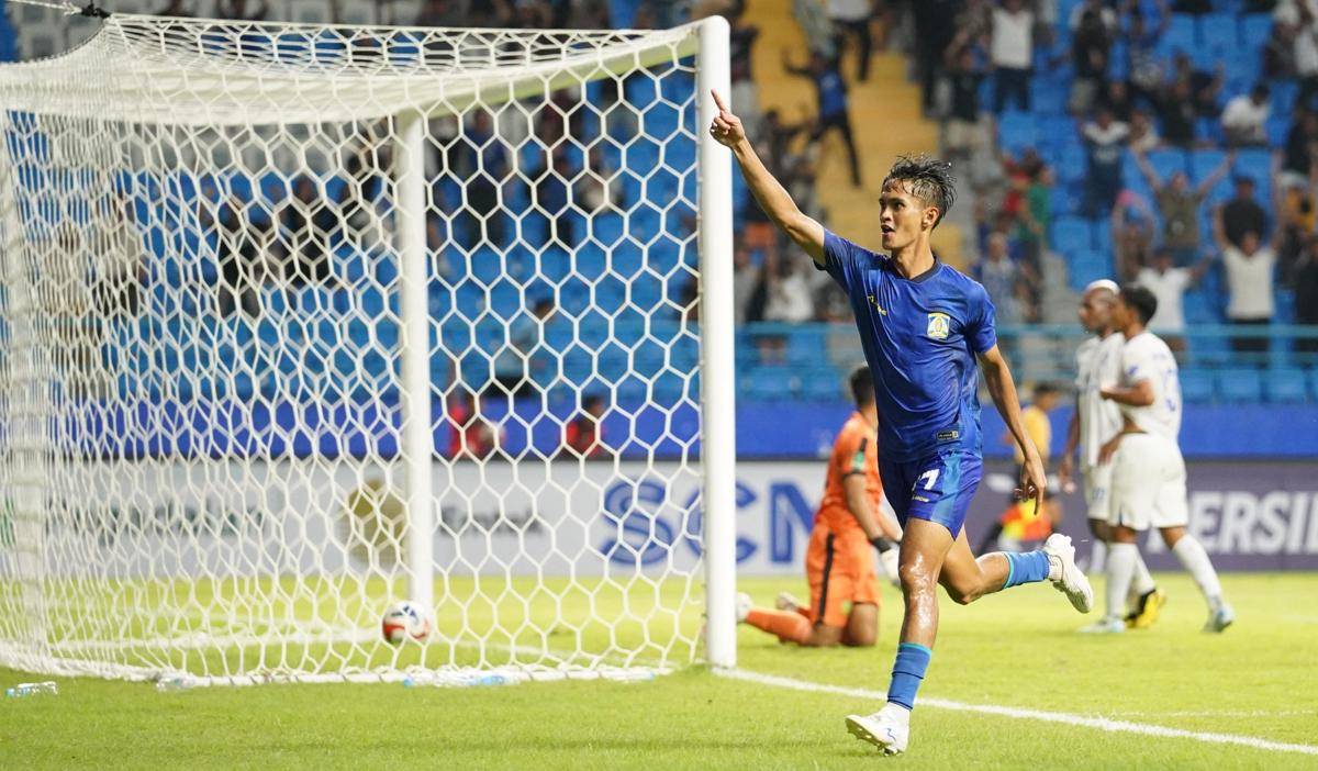 Selebrasi Lorensius Amanat Sabda setelah mencetak gol. 