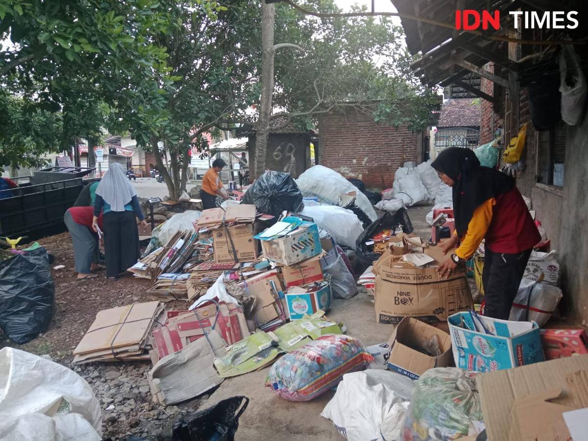 Kegiatan penyortiran sampah non organik yang dikerjakan seorang pengurus Bank Sampah Gedawang Asri di Kelurahan Gedawang Kecamatan Banyumanik Semarang