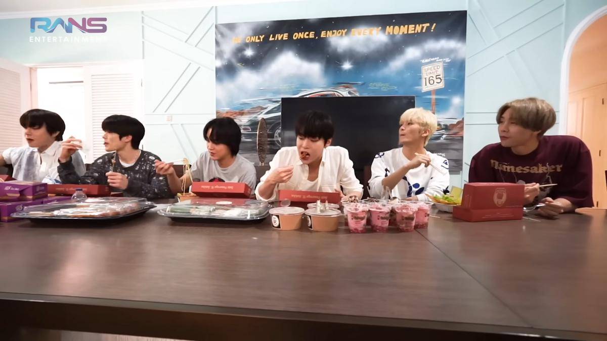 NCT 127 nyobain makanan dan jajajnan khas Indonesia