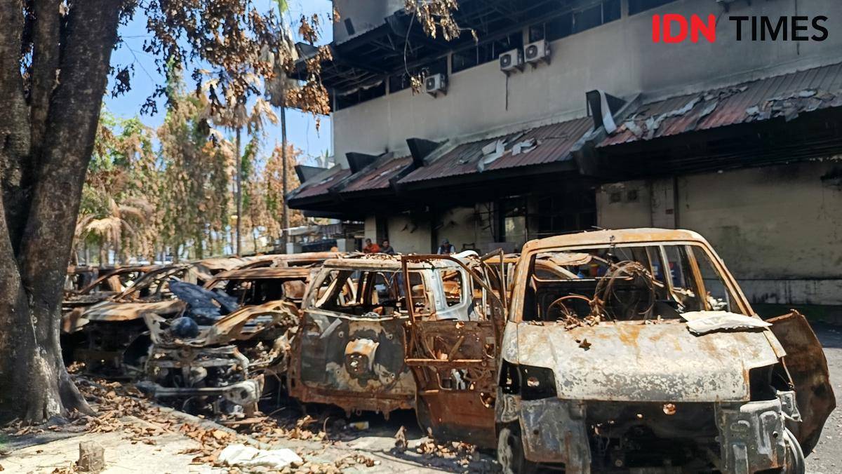 Kerangka kendaraan yang hangus terbakar dalam insiden pembakaran Gedung DPRD Makassar pada 29 Agustus 2025, Senin (22/9/2025). (IDN Times/Asrhawi Muin)