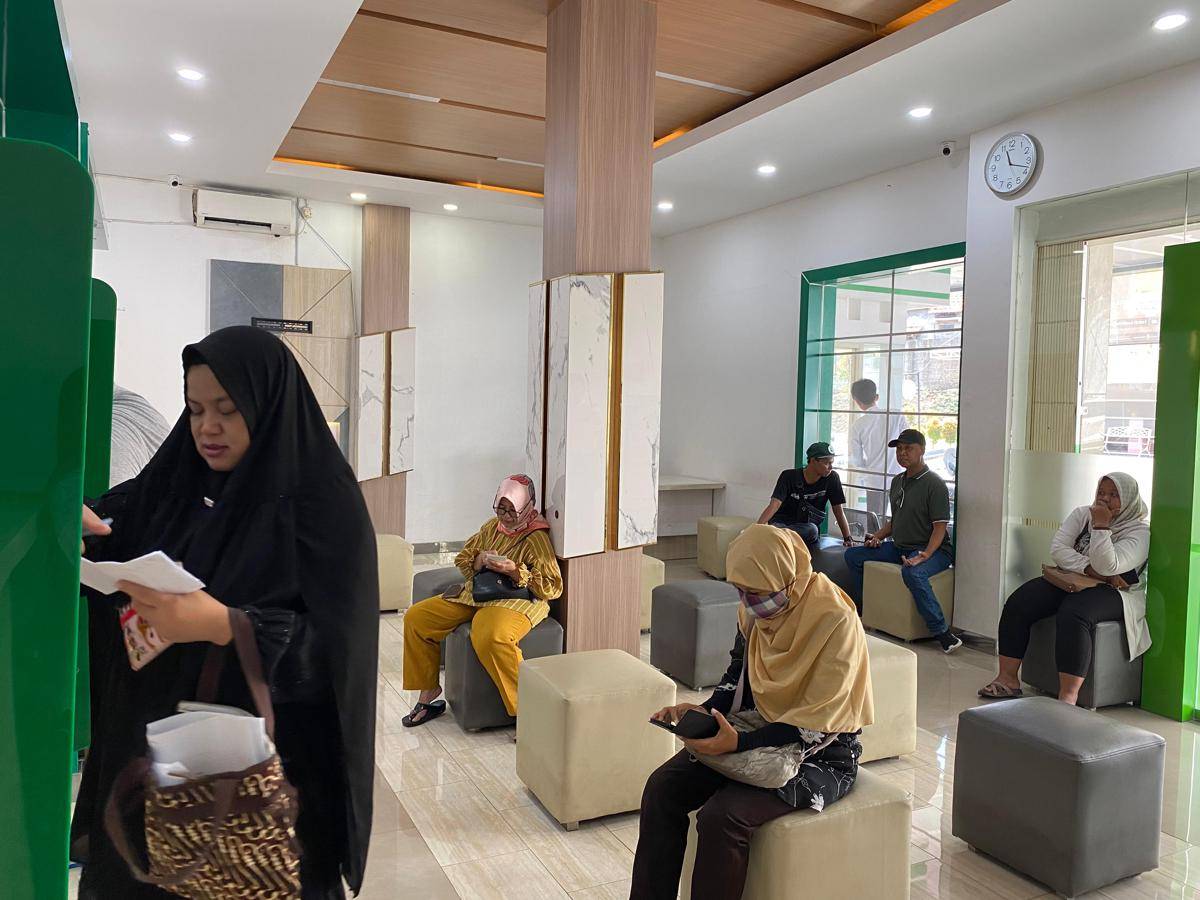 Aktivitas para nasabah yang mengantre untuk bertransaksi di Kantor Cabang Pegadaian Banyumanik Semarang. (IDN Times/Fariz Fardianto)