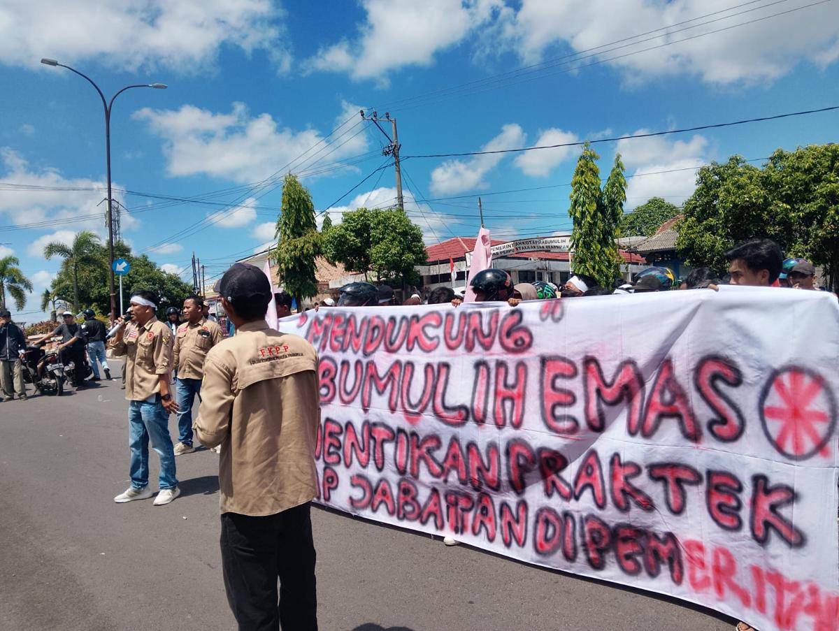 Demonstrasi warga Prabumulih atas dugaan rangkap jabatan Wawako Prabumulih