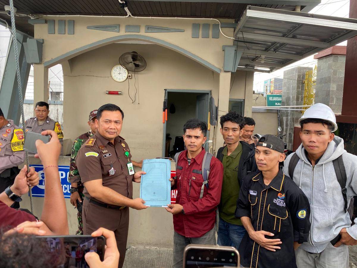 Belasan massa aksi dari Aliansi Mahasiswa Anti Korupsi (AMAK) kembali menggelar demonstrasi di depan Kantor Kejaksaan Tinggi (Kejati) Kalimantan Timur, Senin (22/9/2025).
