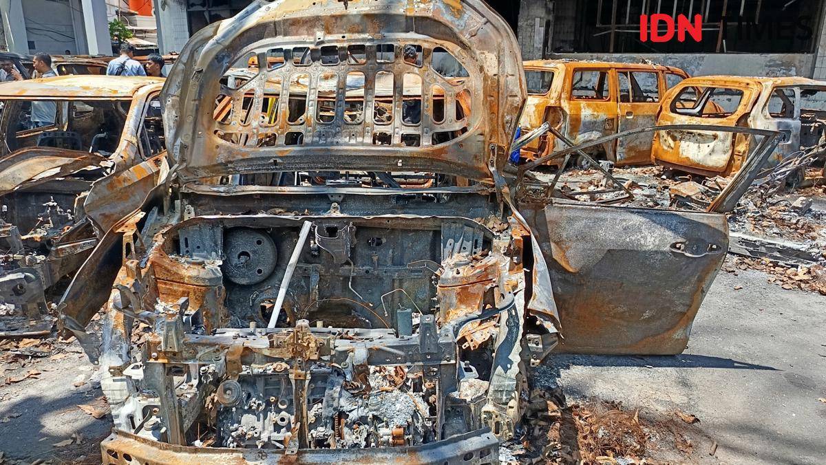 Kerangka kendaraan yang hangus terbakar dalam insiden pembakaran Gedung DPRD Makassar pada 29 Agustus 2025, Senin (22/9/2025). (IDN Times/Asrhawi Muin)