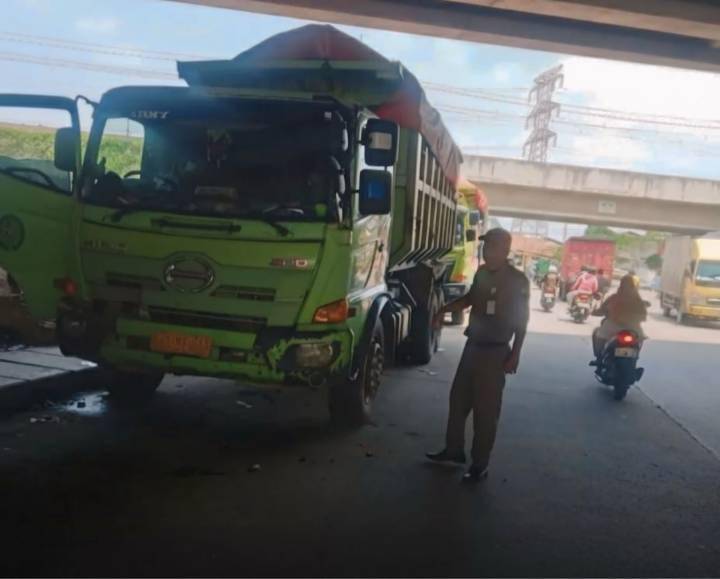 Pemkot Tangerang tindak truk tanah yang parkir sembarangan