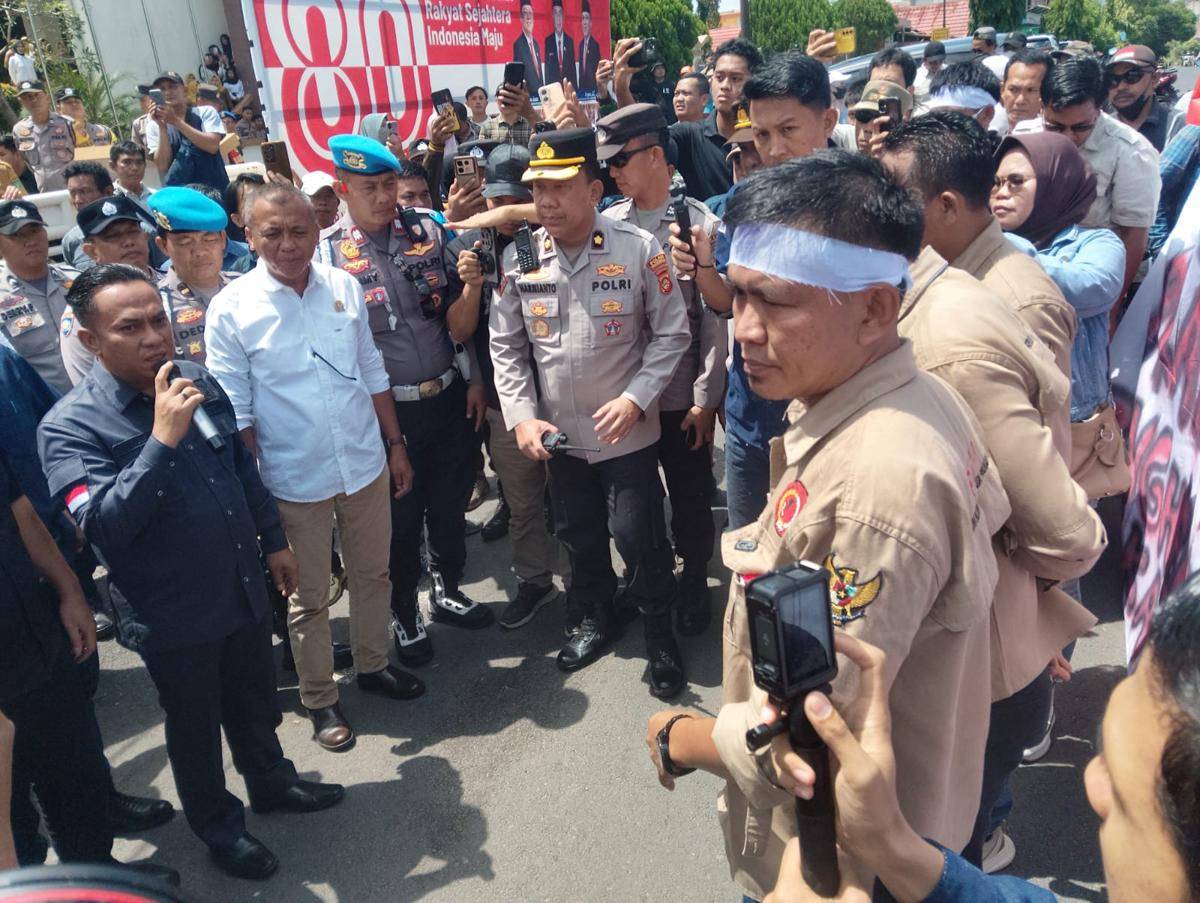Demonstrasi warga Prabumulih atas dugaan rangkap jabatan Wawako Prabumulih