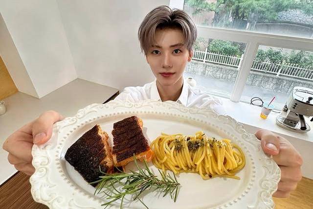 Potret Jaemin NCT Dream menyajikan spageti aglio e olio dan salmon steak 