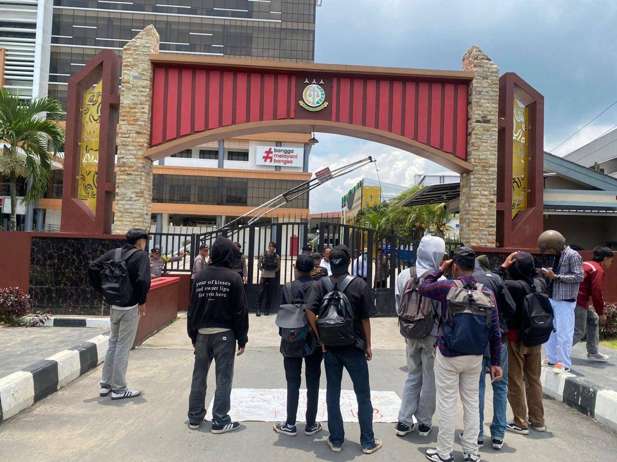 Belasan massa aksi dari Aliansi Mahasiswa Anti Korupsi (AMAK) kembali menggelar demonstrasi di depan Kantor Kejaksaan Tinggi (Kejati) Kalimantan Timur, Senin (22/9/2025).