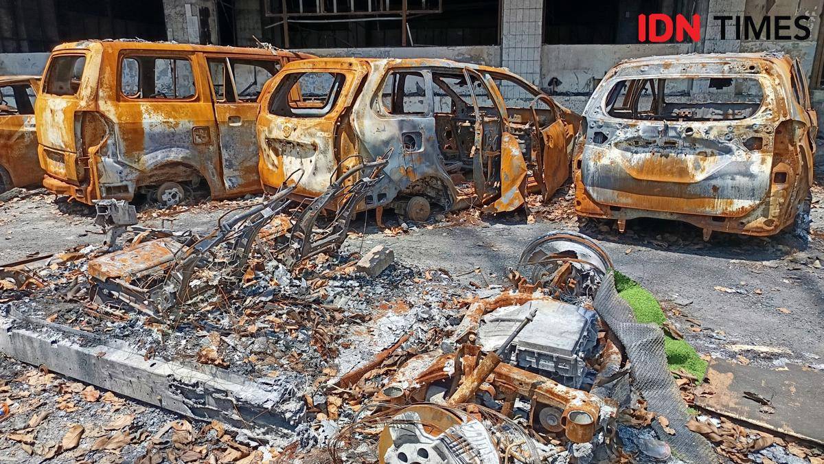 Kerangka kendaraan yang hangus terbakar dalam insiden pembakaran Gedung DPRD Makassar pada 29 Agustus 2025, Senin (22/9/2025). (IDN Times/Asrhawi Muin)