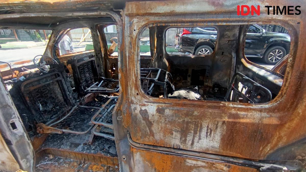 Kerangka kendaraan yang hangus terbakar dalam insiden pembakaran Gedung DPRD Makassar pada 29 Agustus 2025, Senin (22/9/2025). (IDN Times/Asrhawi Muin)