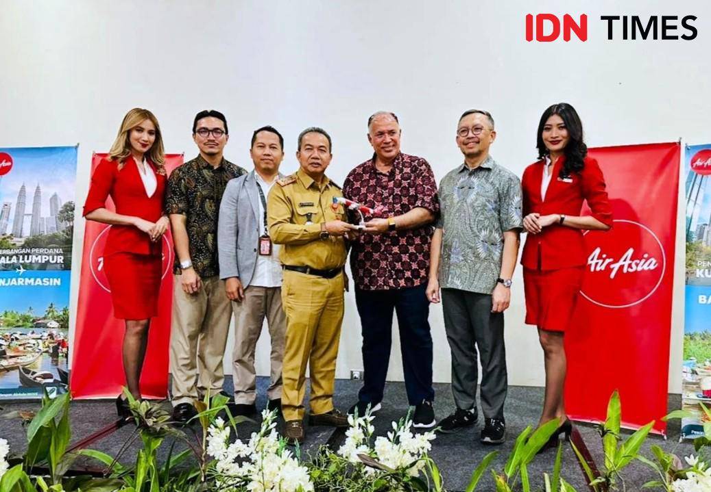Pihak AirAsia secara resmi mengumumkan membuka rute baru Banjarmasin - Kuala Lumpur, di Novotel, Banjarbaru, Senin (22/9/2025). (Hendra Lianor/IDN Times)