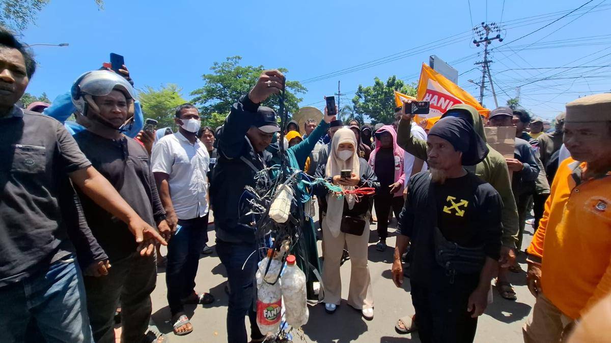 Nelayan asal Galesong Utara, Takalar, berunjuk rasa di depan Kantor Polres Pelabuhan Makassar, Senin (22/9/2025). (IDN Times/Darsil Yahya)
