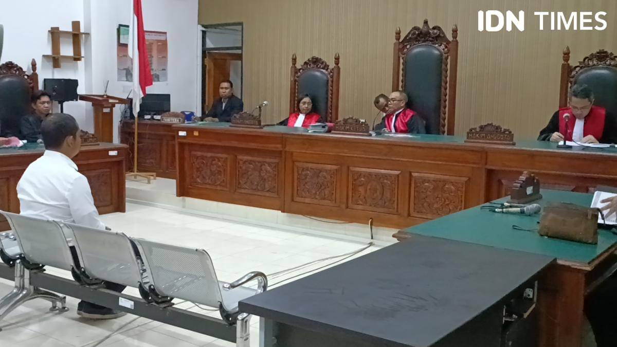 Eks Kapolres Ngada Fajar tiba di Pengadilan Negeri Kupang untuk sidang penuntutan. (IDN Times/Putra Bali Mula)