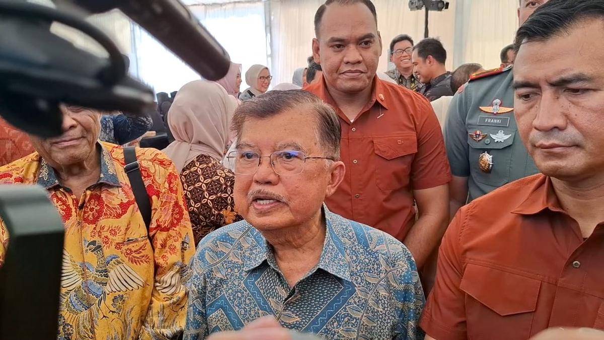 Jusuf Kalla memberi sambutan saat peletakan batu pertama renovasi Rumah Sakit (RS) Islam Faisal Makassar, Senin (22/9/2025). IDN Times/Darsil Yahya