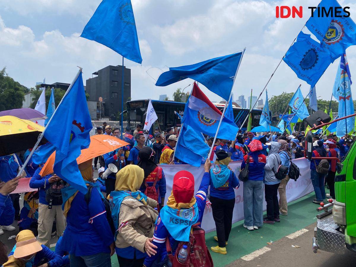 Demo buruh di Gedung DPR RI bawa lima tuntutan. (IDN Times/Amir Faisol)