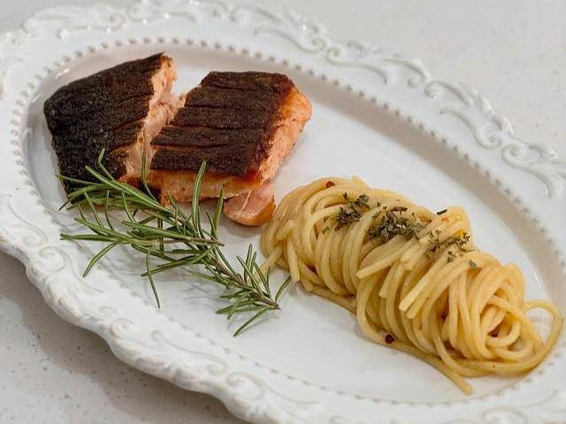 Potret spageti aglio e olio dan salmon steak buatan Jaemin NCT Dream