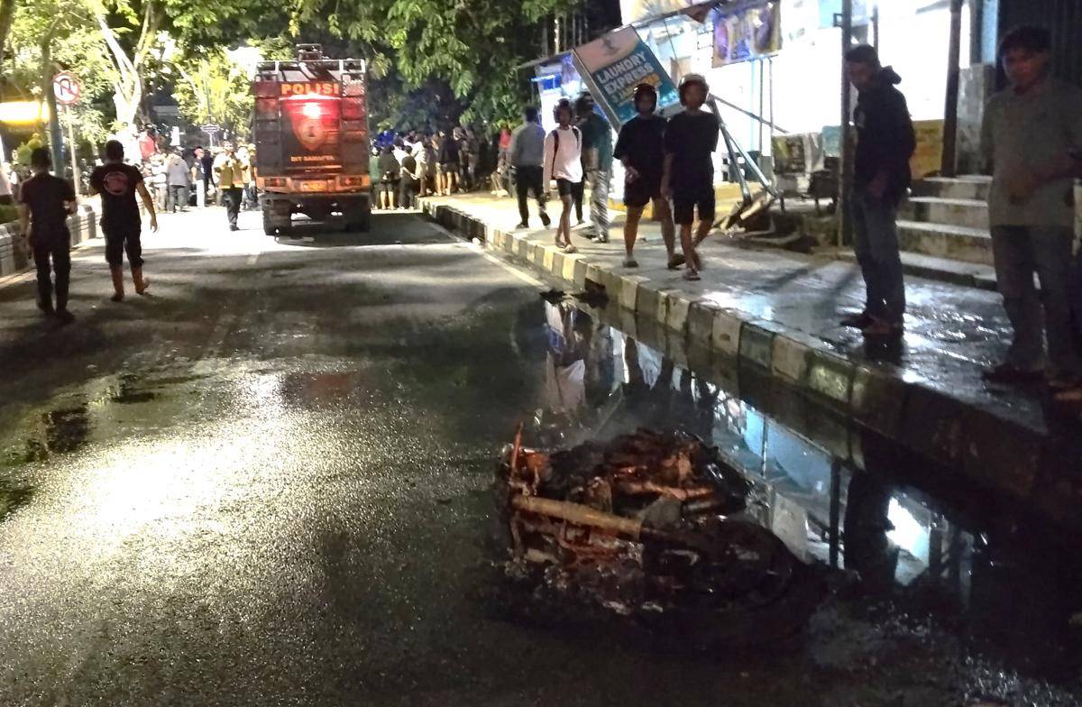 Warga berkumpul di TKP kecelakaan maut Ducati vs Spacy di Jalan Jenderal Sudirman.