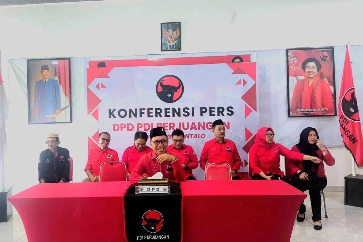 Sekretaris Dewan Pimpinan Daerah (DPD) PDI Perjuangan Gorontalo La Ode Haimudin saat menyampaikan keterangan pers terkait pemecatan kader PDI Perjuangan Gorontalo Wahyudin Moridu, Minggu (21/9/2025). (ANTARA/Zulkifli Polimengo)