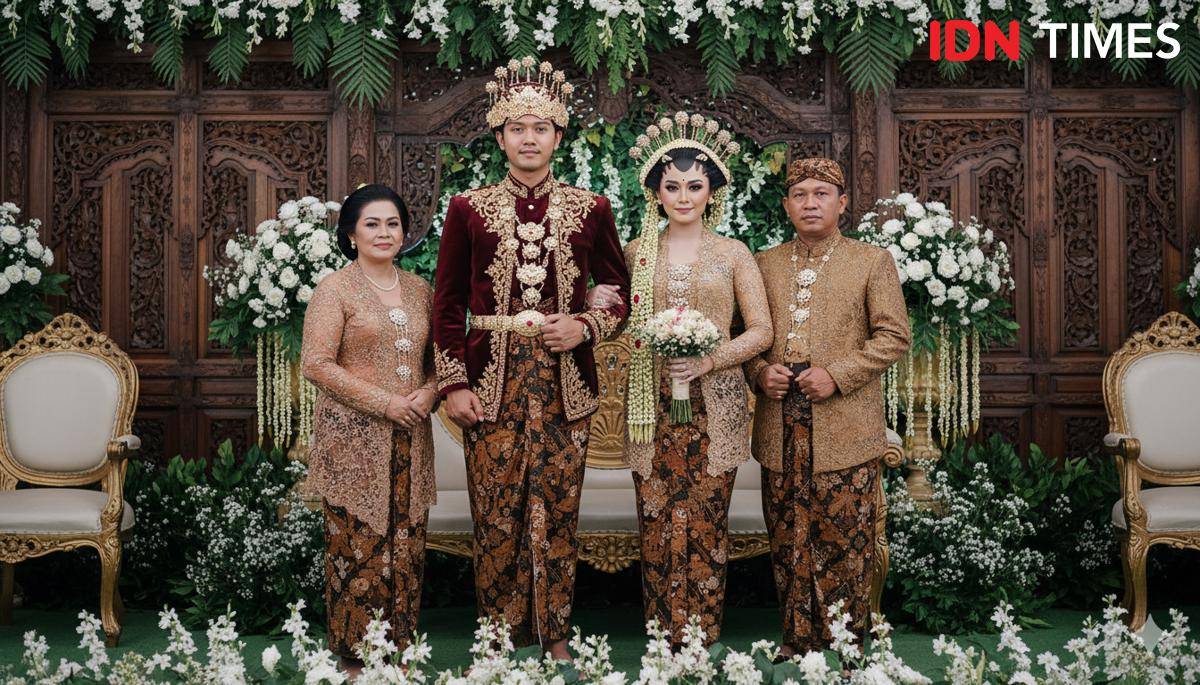 hasil edit foto keluarga adat Jawa dengan Gemini AI 