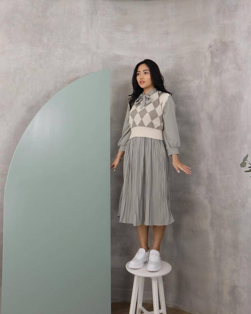 ide OOTD office look ala Rachel Vennya (instagram.com/rachelvennya)