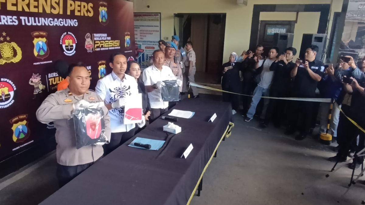 Polisi menunjukkan barang bukti dalam kasus penganiayaan. IDN Times/ Bramanta Pamungkas