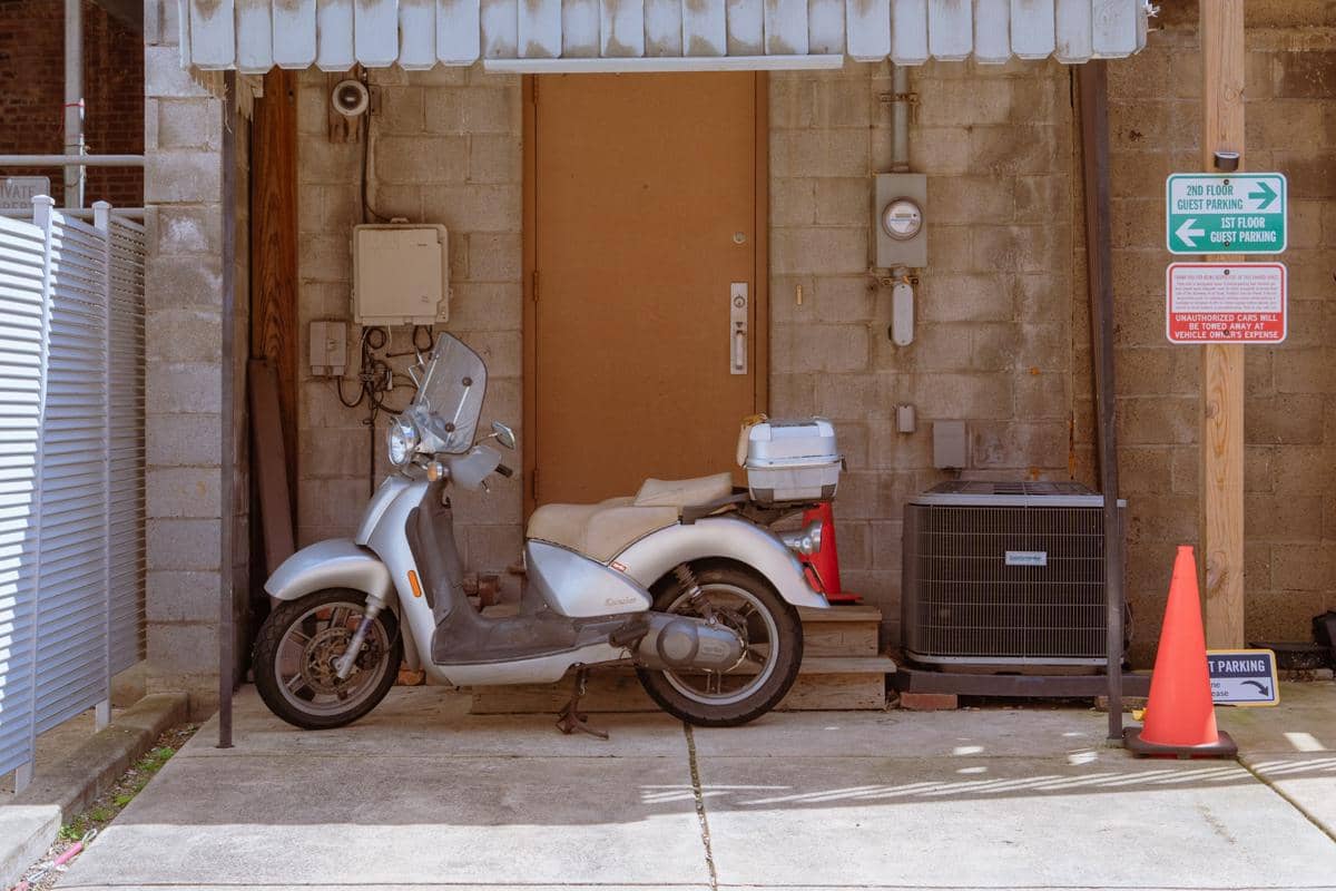 ilustrasi motor dengan box belakang (unsplash.com/Zhen Yao)