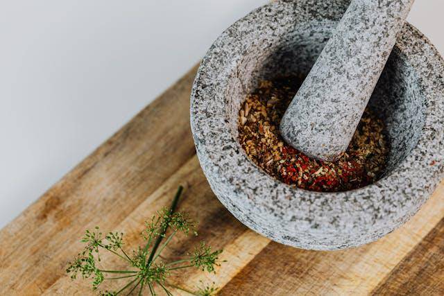 ilustrasi proses membuat sambal terasi awet (pexels.com/Photo By: Kaboompics.com) 