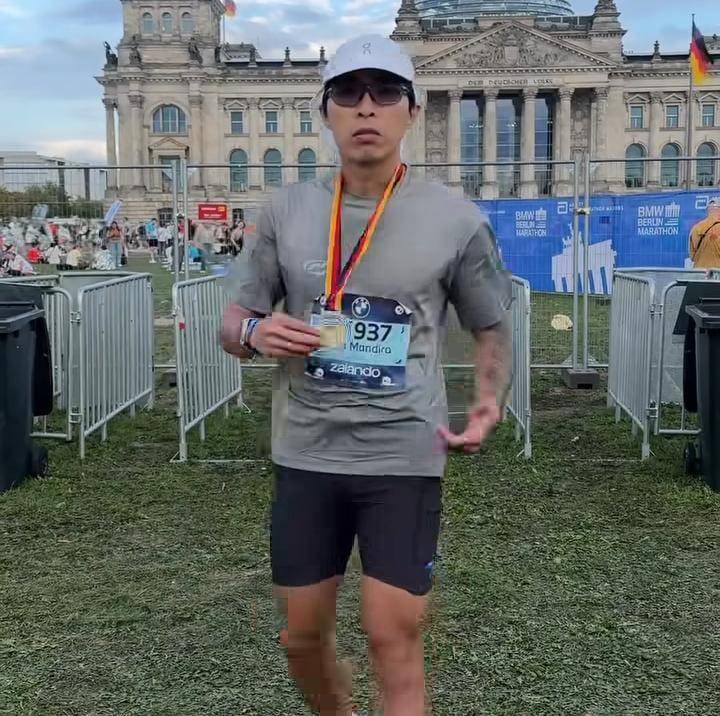 potret publik figur Indonesia ikut Berlin Marathon 2025 