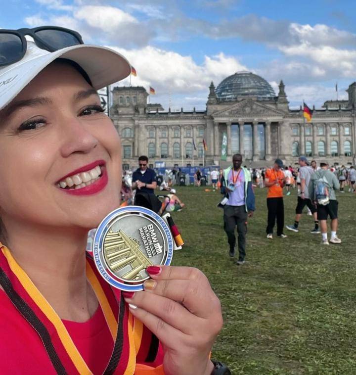 potret publik figur Indonesia ikut Berlin Marathon 2025 