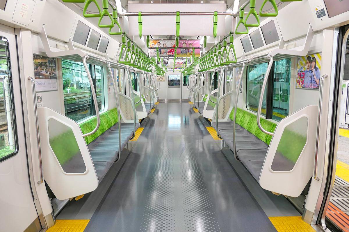potret interior kereta listrik di Jepang (commons.wikimedia.org/MaedaAkihiko)