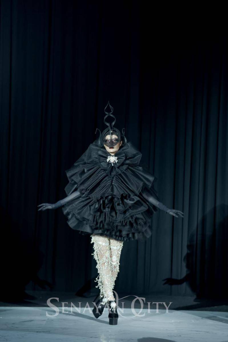 Koleksi Rinaldy Yunardi di Senayan City Fashion Nation XIX (dok. Senayan City Fashion Nation XIX)
