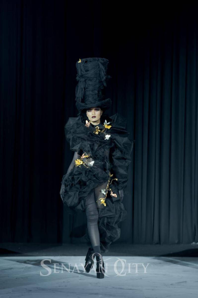 Koleksi Rinaldy Yunardi di Senayan City Fashion Nation XIX (dok. Senayan City Fashion Nation XIX)