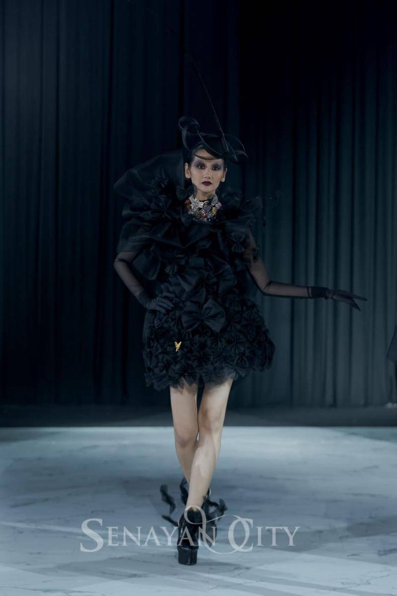 Koleksi Rinaldy Yunardi di Senayan City Fashion Nation XIX (dok. Senayan City Fashion Nation XIX)