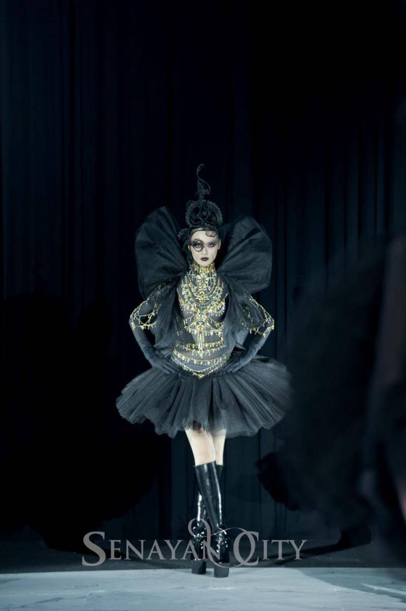 Koleksi Rinaldy Yunardi di Senayan City Fashion Nation XIX (dok. Senayan City Fashion Nation XIX)