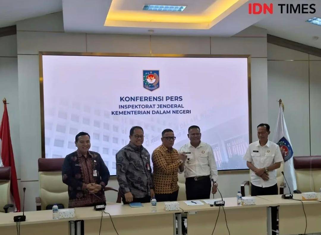 Kementerian Dalam Negeri (Kemendagri) memanggil Wali Kota Prabumulih Arlan untuk diperiksa atas tindakan mencopot Roni Ardiansyah sebagai Kepala Sekolah SMP Negeri 1 Prabumulih (IDN Times/Lia Hutasoit)