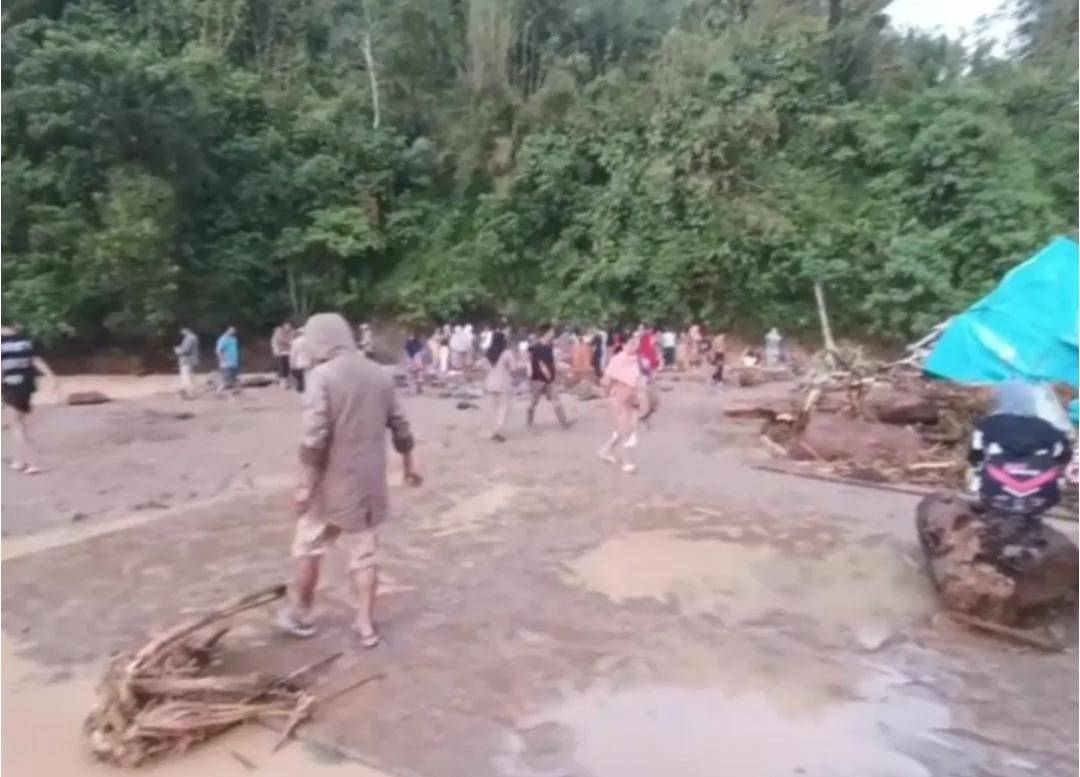Kondisi banjir bandang di Desa Tanjung Harapan. (Dok. Pemkab OKU Selatan)