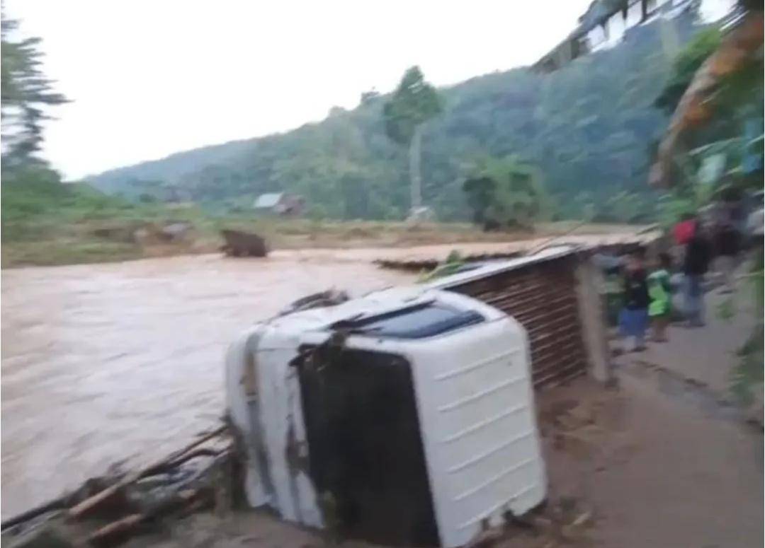Kondisi banjir bandang di Desa Tanjung Harapan. (Dok. Pemkab OKU Selatan)