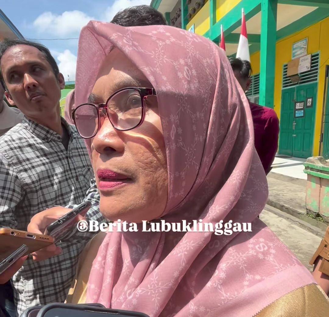 PLT Kepala SMPN 1 Lubuk Linggau, Anita Efriati saat dikonfirmasi terkait kasus pelecehan seksual guru di sekolahnya. (Instagram: berita_lubuklinggau)