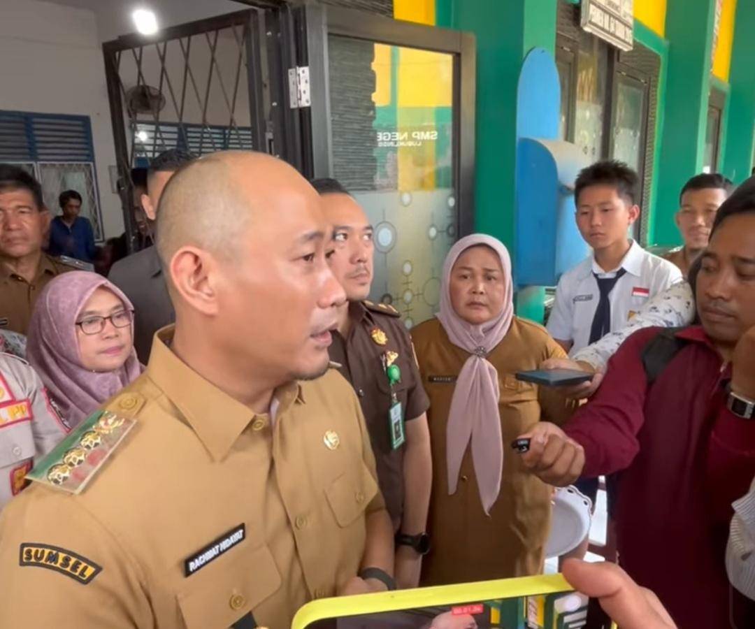 Wali Kota Lubuk Linggau Rachmat Hidayat saat mendatangi SMPN 1 Lubuk Linggau. (Dok. Istimewa)