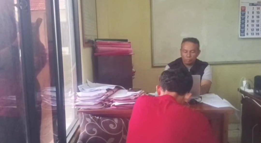 Pelaku pelecehan seksual terhadap siswa saat diringus Polres Lubuk Linggau. (Dok. Istimewa)
