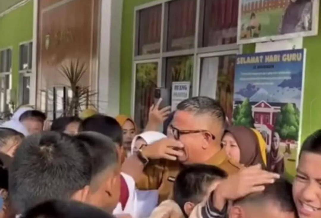 Kepsek SMPN 1 Prabumulih usai dicopot oleh Disdik Prabumulih viral di medsos (Instagram @lets.talkandenjoy)