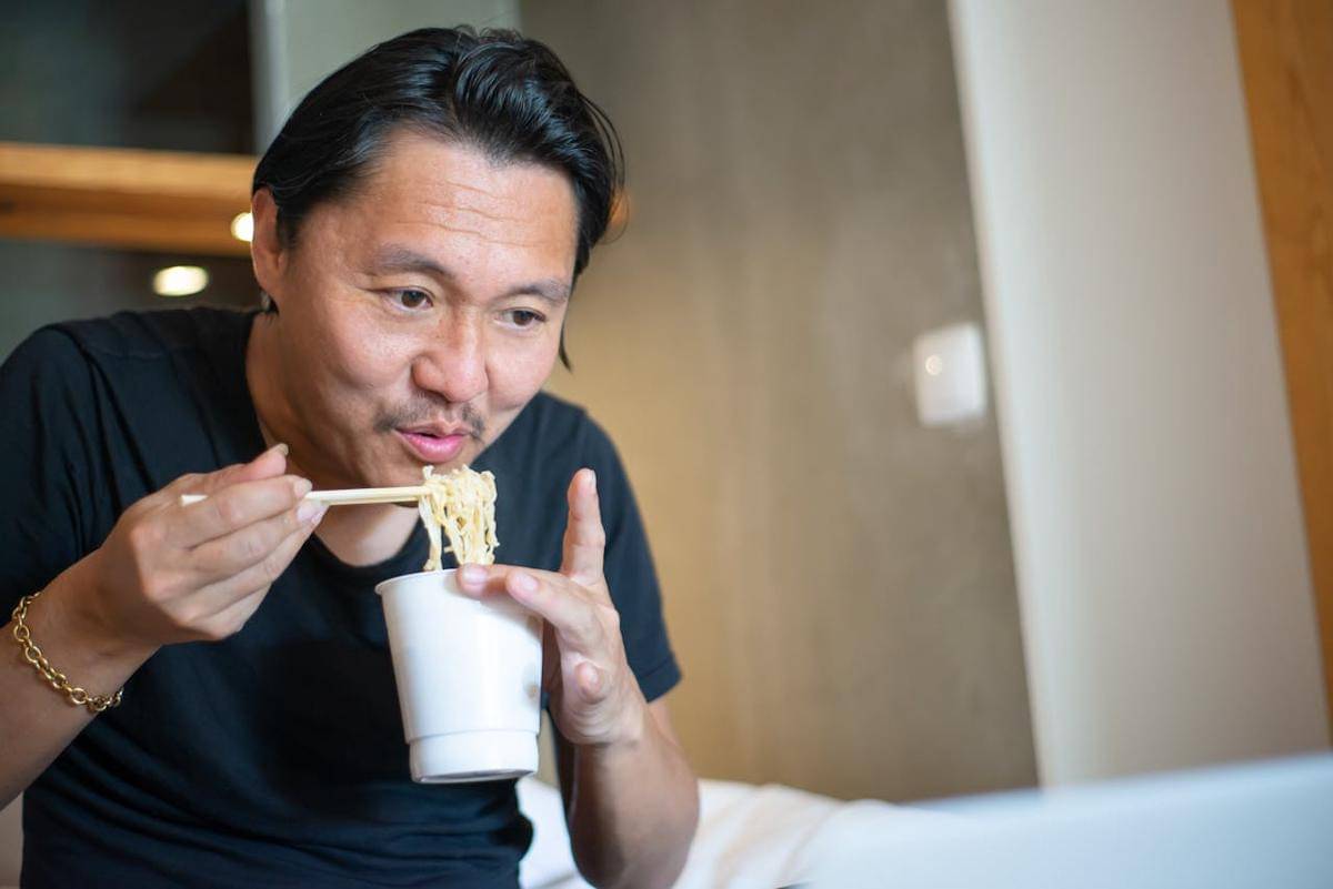 ilustrasi makanan instan 