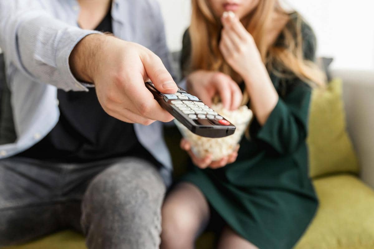 Ilustrasi nonton TV android (pexels.com/jeshoots.com) 