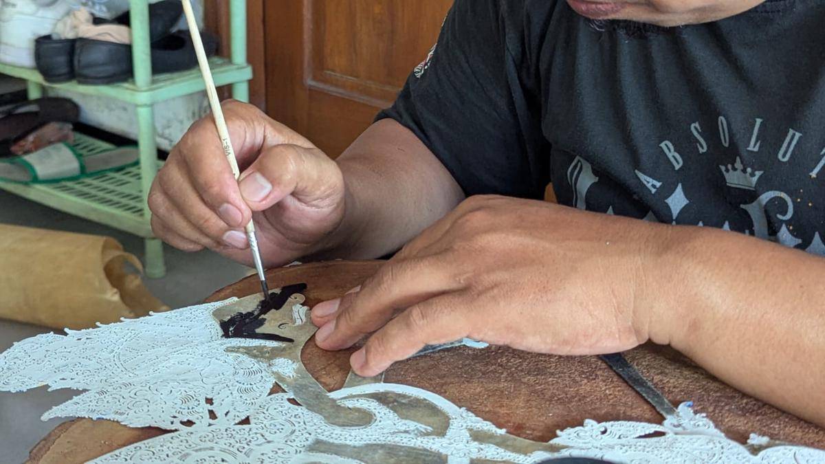 Supriyanto ASN pengrajin wayang kulit warga Dukuh Ngrini, Desa Banyudono, Kecamatan Ngariboyo Magetan. IDN Times/Riyanto.