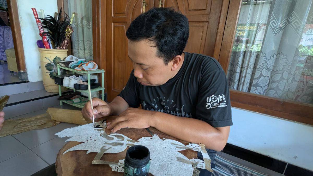 Supriyanto ASN pengrajin wayang kulit warga Dukuh Ngrini, Desa Banyudono, Kecamatan Ngariboyo Magetan. IDN Times/Riyanto.